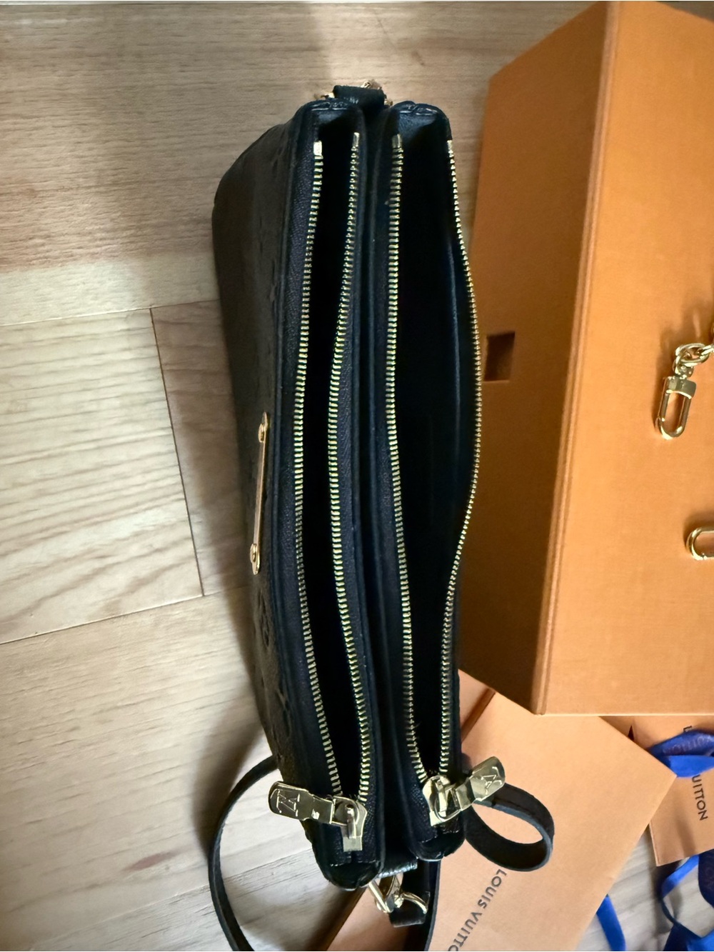 Louis Vuitton Black liv Monogram Empreinte Leather Shoulder Bag - Picture 4 of 12